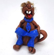 HK keramick figurka trol na mse - s kravatou