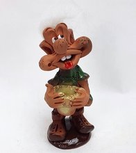 Keramická figurka trol stojící s mísou
