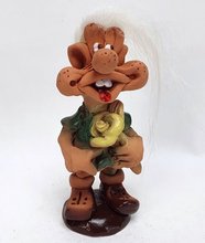 Keramická figurka trol stojící s kytkou