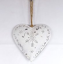 Srdce kovové závěsné zdobené bílé 16cm