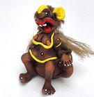 HK keramická figurka trolice na míse - slečna sedící s ker.mašlí, šaty + prsa