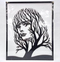 Dřevěný obrázek 25x30cm bílo-černý - Děvče ve větvích stromu