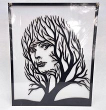 Dřevěný obrázek 34x42cm bílo-černý - Děvče ve větvích stromu