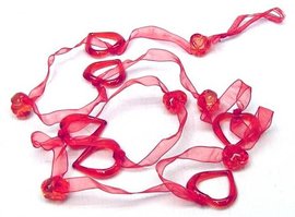 Girlanda stuha červená s plastovými srdíčkami - 371820