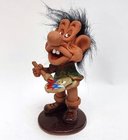 Keramick figurka trol stojc s mal. paletou - mal
