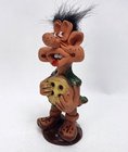 Keramick figurka trol stojc s knoflkem